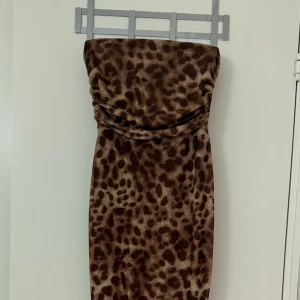 leopardmönster långklänning 🐆 - Helt ny med prislapp 🤎