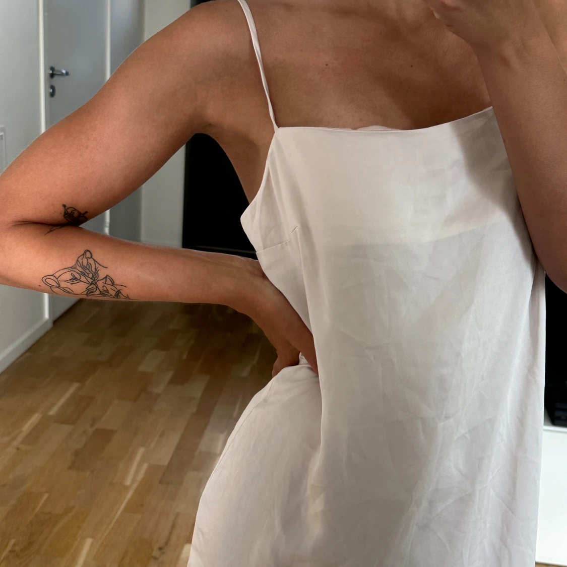 Ljus långklänning från H&M i satin - 1