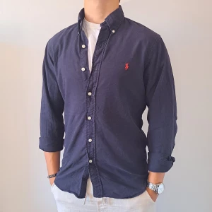 Ralph Lauren Skjorta - Stl S, Slim Fit - Hej säljer en fin Ralph Lauren skjorta I färgen Marinblå, Perfekt till sommaren! 🏖🏝 |Skick: 9/10 | Stl: S, Slim fit | Han på bilden är 172cm | Fraktar spårbart med Instabox eller Postnord | Mvh Galgen 🤗