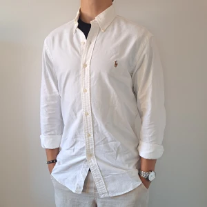 Ralph Lauren Skjorta - Stl M, Slim Fit - Hej säljer en fin Ralph Lauren skjorta I färgen Vit, Perfekt till sommaren! 🏖🏝 |Skick: 9/10 | Stl: M, Slim fit | Han på bilden är 172cm | Fraktar spårbart med Instabox eller Postnord | Mvh Galgen 🤗
