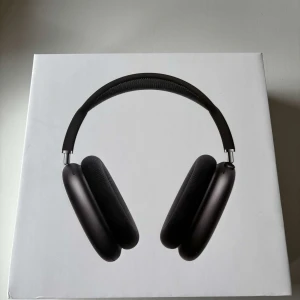 Airpod - Ett par svarta AirPod Max hörlurar i originalförpackning med laddare och case. Använda fåtal gånger.