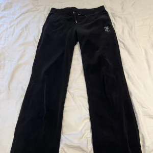 Svarta juicy byxor - Svarta juicy byxor med diamant-logga där bak. En utav snörenas kant har åkt av men kan skickas med om man vill, därav priset 💞 annars är byxorna som nya