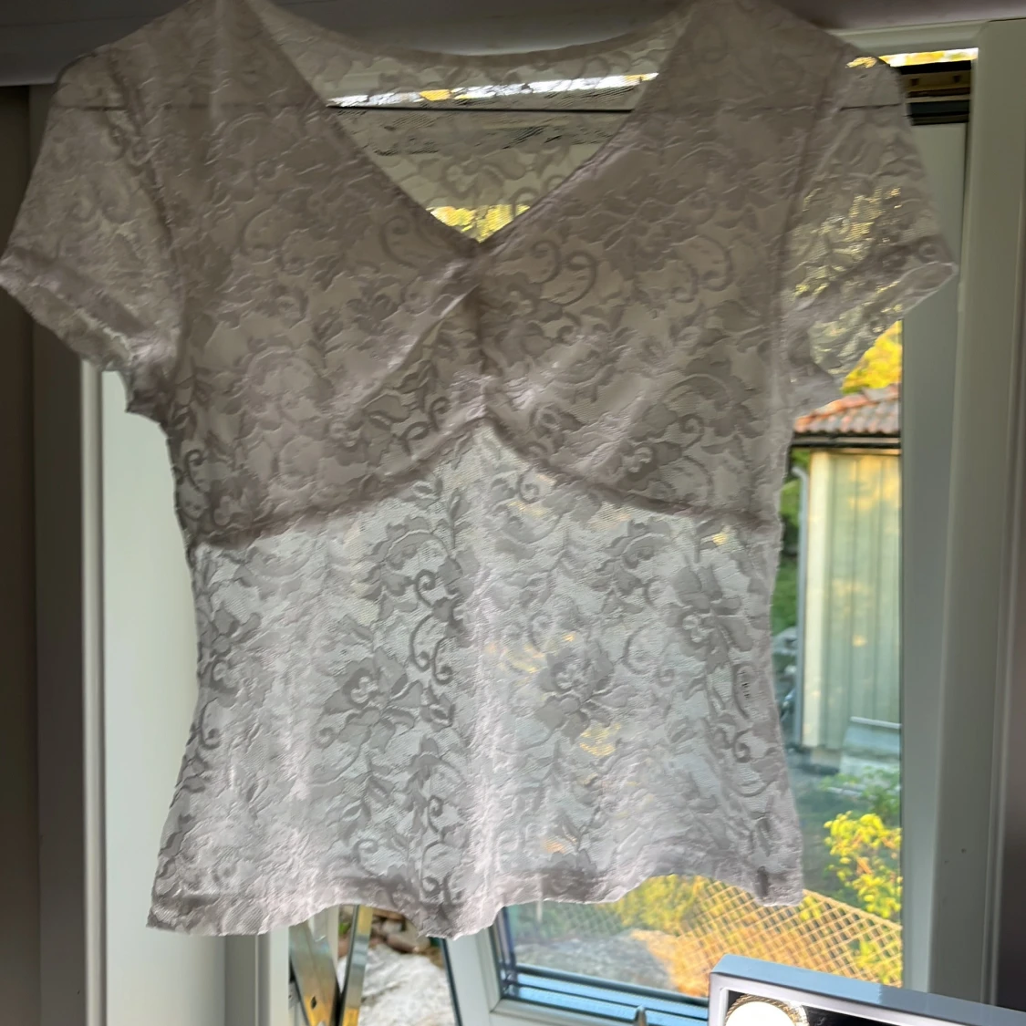 Vit spetsblus med blommönster