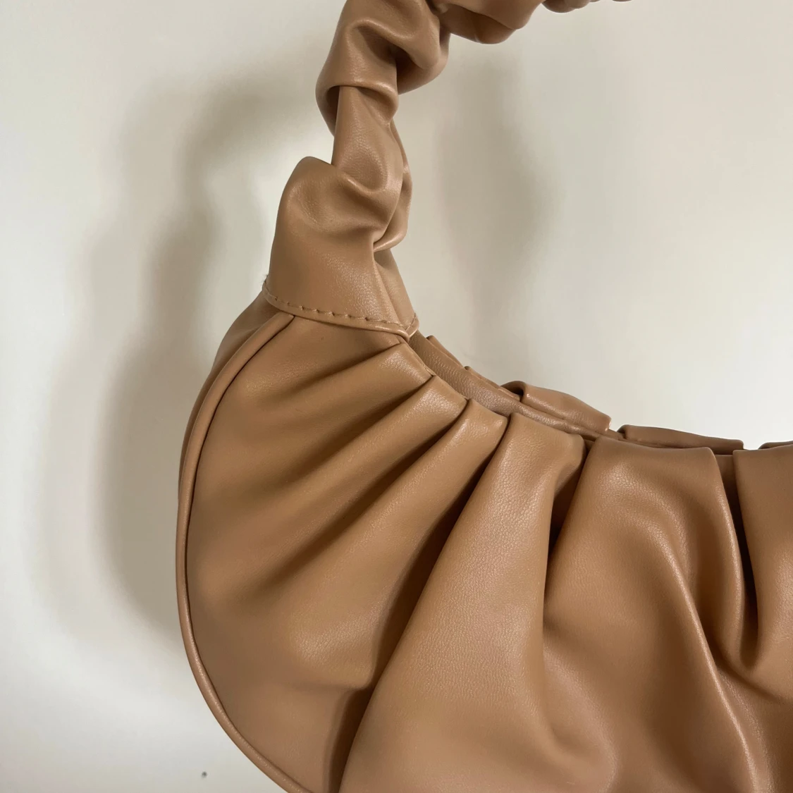 Beige axelväska med rynkad rem - 1