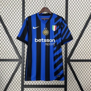 24/25 INTER MILAN  - 24/25 INTER MILAN • Storlek S/M/L • Tryck på ryggen valfritt (max 15 karaktärer) • Frakt 5-17 dagar 🚚 • DM vid köp ✍️