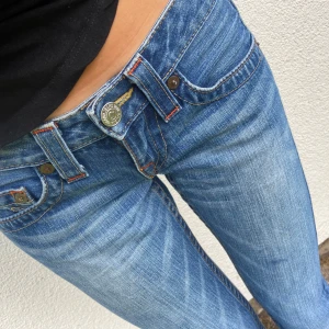 Lågmidjade bootcut true religion jeans  - Skitsnygga blåa jeans från true religion i bra skick!! Passa på, dessa är jättetrendiga💞💞