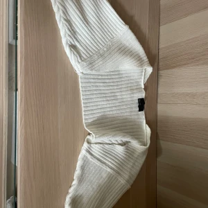 Vit ribbad bolero - Helt vanlig vit klassisk bolero, köpt i New York. Passar till allt!🤍