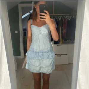 Jeansklänning - Intressekoll på denna fina jeansklänning, storlek S ⭐️😇 helt oanvänd