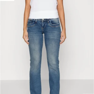 LTB valeri - Säljer dessa slutsålda och eftertraktade stockholmstils-jeansen från ltb då de tyvärr blivit lite för små😭❤️ superfina lowwaist passar till allt❤️ storlek W24L32 men passar större❤️ har tyvärr inga fler bilder på då de som sagt blivit för små❤️ inga defekter💖