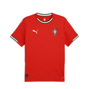 Portugal röd fotbollströja Puma - Riktigt snygg röd Portugal fotbollströja från Puma med korta ärmar. Tröjan har subtilt mönster, broderad landslagssköld och Puma-logga på bröstet. Ribbad krage och ärmslut med vita och gröna detaljer. Tillverkad i lätt och ventilerande material.