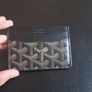 Goyardkorthållare - Fräsch plånbok i skinn, ger en lyxig känsla och kan hålla upp till 4 kort+ sedlar och mynt. Priset är inte hugget I sten.