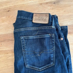Mörkblå jeans Polo Ralph Lauren - Säljer mina favo jeans från ralph lauren! Varan har defekter kolla bilder. Skick: dåligt/acceptabelt | passform: Slim/straight | Storlek:  W30 L32 Hör av er för frågor!