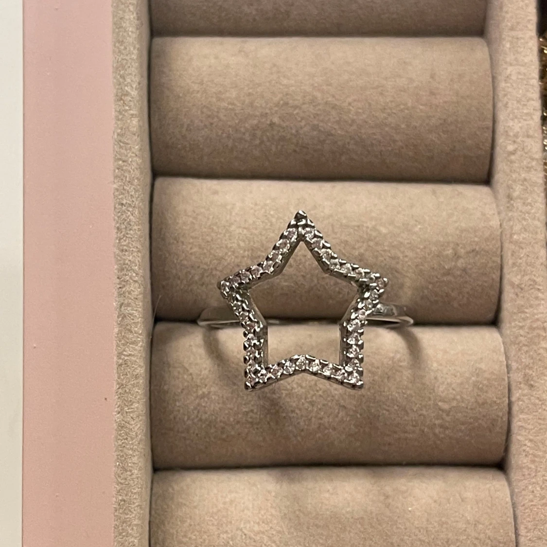 Silverring med stjärnform och stenar