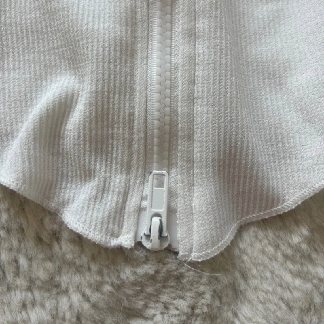 Vit croppad ribbad topp med dragkedja - 2