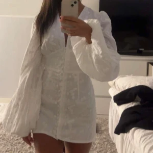 Adoore klänning  - Säljer denna Såå fina adooreklänningen, sytt upp så den passar en runt 160-165 cm lång 💓💓💓 använd endast en gång
