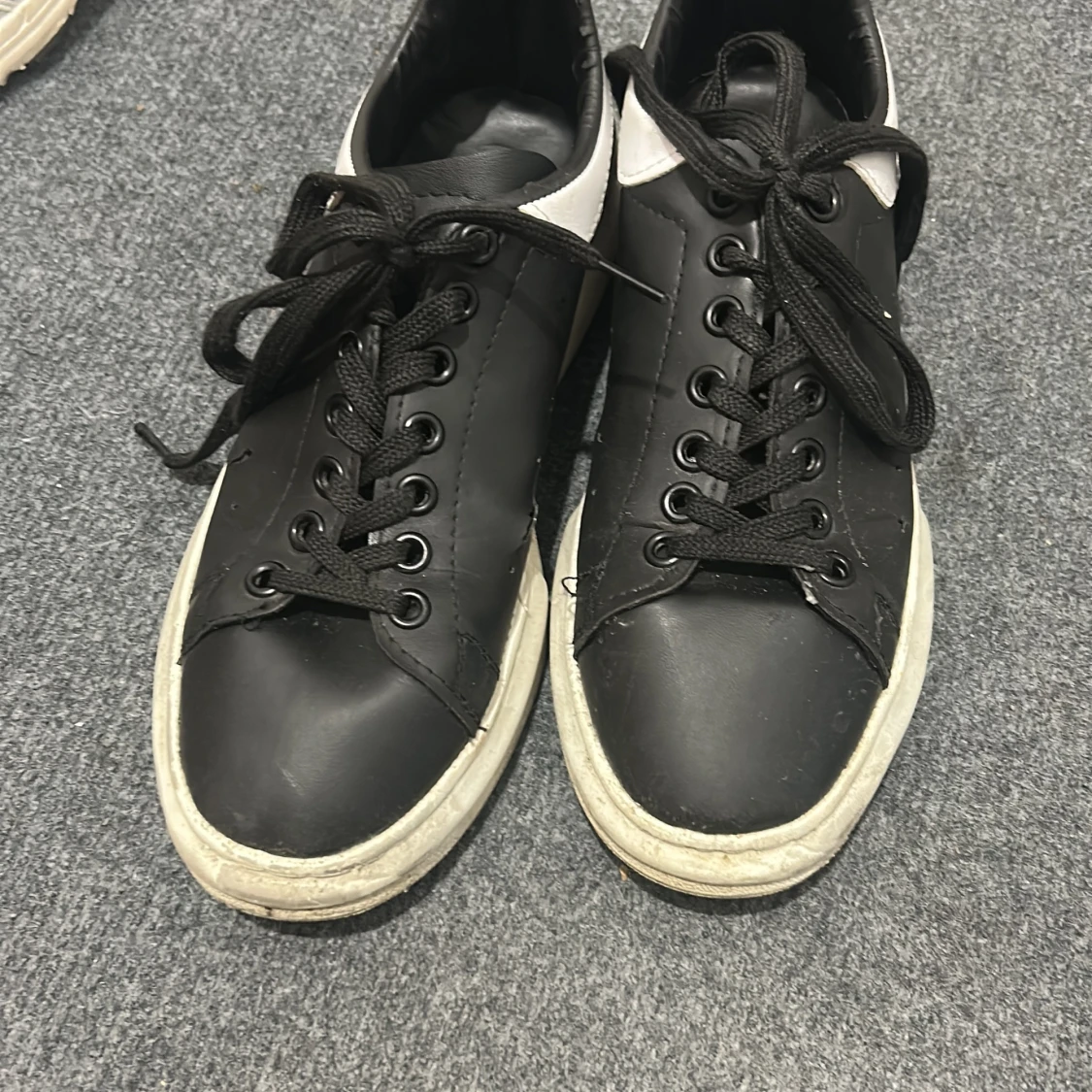 Alexander McQueen svarta sneakers