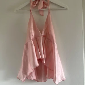 Halterneck topp - Jättefin rosa halterneck topp. Kommer inte till användning då den är för stor för mig. Storlek M. Aldrig använd. Från nakd. Skriv vid frågor☺️
