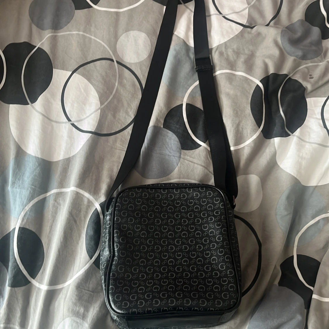 Svart axelväska från Guess med logomönster - 1