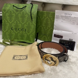 Gucci GG Supreme bälte med guldspänne - mycket fin gg bälte i 110 cm. box, kort, påse, kvitto medföljer. helt ny, pris kan diskuteras 