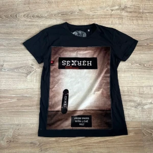Bastille T-shirt  - En snygg T-shirt från bastille som vanligtvis kostar omkring 1000kr men nu säljs för 349kr. Tröjan är i toppen skick utan anmärkningar. Hör av er vid ytterligare frågor annars fritt fram att använda ”köp nu”.