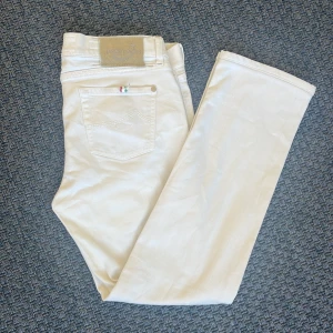 Jacob Cohën jeans - Säljer dessa sjukt snygga Jacob Cohen jeans i storlek W31! Dessa är i sjukt bra skick utan fläckar🙌 Patchen är av hästhår och nypris på jeansen är 5500kr🤝 Modellen är 711 vilket sitter slim/straight. Smala fickor Färgen är off white vilket passar perfekt nu mot vår och sommar😁Skriv vid funderingar 👍