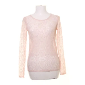 Ljusrosa spetsblus från Vila med Art Nouveau mönster - Supersöt ljusrosa blus från Vila i transparent spets med Art Nouveau mönster.. Blusen har rund halsringning och ett feminint mönster i spetsen som ger en romantisk vibe. Perfekt att styla med jeans eller kjol för en trendig look.