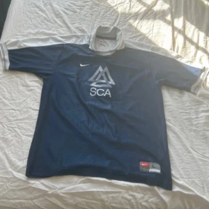 Blå Nike fotbollströja  - Säljer en blå Nike fotbollströja med SCA logga på bröstet🤩Storlek: L. Skick: 10/10. Skriv om ni har frågor eller liknande😊🤝 ‼️Fast pris‼️