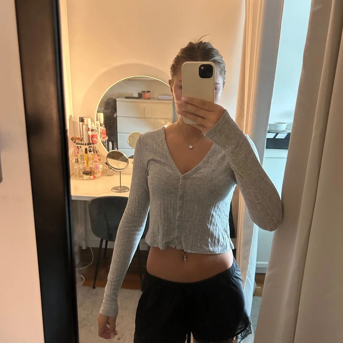 Grå croppad ribbad kofta - 1