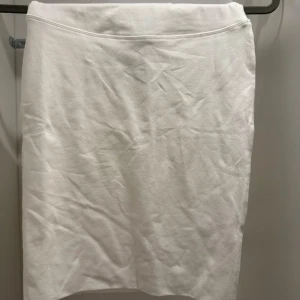 Vit kjol från Kaffe - Enkel och stilren vit kjol från Kaffe i rak modell. Kjolen är medellång & är gjord i mjuk bomull vilket gör den väldigt bekväm material mässigt! Aldrig använts, prislappen är kvar. Så sjukt snygg och enkel att styla med🤍