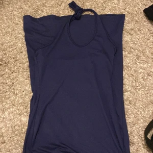 Halterneck klänning - Jätte fin men tyvärr förliten. Det är en långklänning med tajt passform som du knyter runt nacken