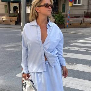 Ljusblå oversized skjorta  - Säljer denna skjorta från Matilda Djerf. Aldrig använd och precis som ny. 