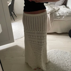 Gina Tricot långkjol cover-up - Superfin maxikjol från Gina Tricot som inte längre finns i sortimentet! Använd 1-3 tillfällen, personligen har jag använd den som en coverup över bikini. Då den är ganska genomskinlig. Priset går att diskutera!💕 