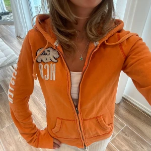 Hollister zip - En zip tröja från Hollister i storlek M. Tröjan kan upplevas mindre i storlek på grund av figursydd fit. Överlag är tröjan i väldigt bra skick. Jag skickar alltid inom 24h! Se fler liknande zip tröjor i min profil! E25