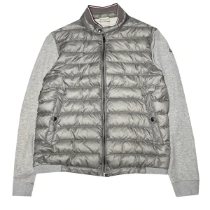 Moncler cardigan  - Säljer en  Moncler cardigan i färgen grå, i mycket fint skick. Stilren och lyxig design med klassiska detaljer – perfekt både till vardags och till finare tillfällen.  🧥 Detaljer: • Färg: Grå • Storlek: M • Material: Mjuk och bekväm bomullsblandning med stickade partier • Äkta Moncler-märke på ärmen • Dragkedja framtill • Inköpt från: plick men original från care of carl ✅ Äkta vara  Använd sparsamt och väl omhändertagen. Inga hål, fläckar eller defekter.  📩 Hör av dig vid intresse 
