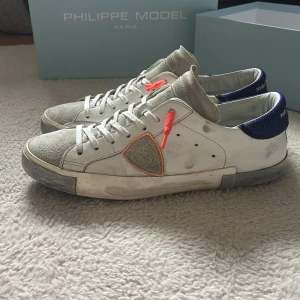 Philippe Model - Snygga vita Philippe Model skor | Storlek 43 | Allt og medföljer | Skick superbra, skulle säga 8/10 endast lite creasing men knappt något som märks på | Hör av er vid frågor eller fler bilder | Priset går att diskutera vid snabbt köp!🕶️⛱️