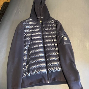 Moncler cardigan  - Säljer min moncler cardigan i storlek M, väldigt bra skick men lite solblekt på vissa ställen men annars topp skick. Självklart äkta. Har även orderbekräftelse!