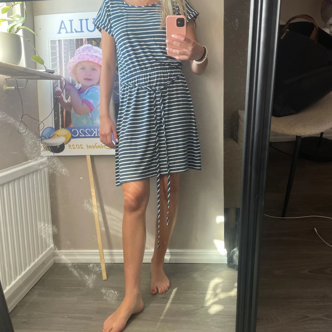 Randig blåvit kortklänning med knyt - 1