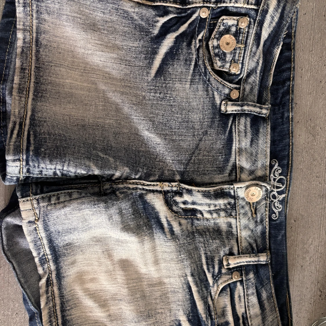 Lågmidjade jeansshorts med broderi - 2