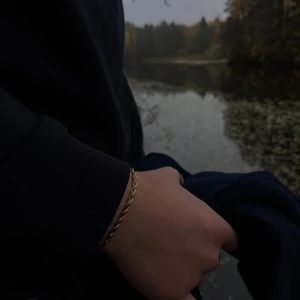 Cordell Armband - 4mm Guld - Mycket fint och elegant Cordell armband från Capcoast. Tillverkat i 316L rostfritt stål och pläterat i äkta 18k guld för att tåla svett/dusch och bad. Anpassningsbar längd från 16-21cm så passar alla! Vid några fler frågor så är det bara att höra av dig!🙌