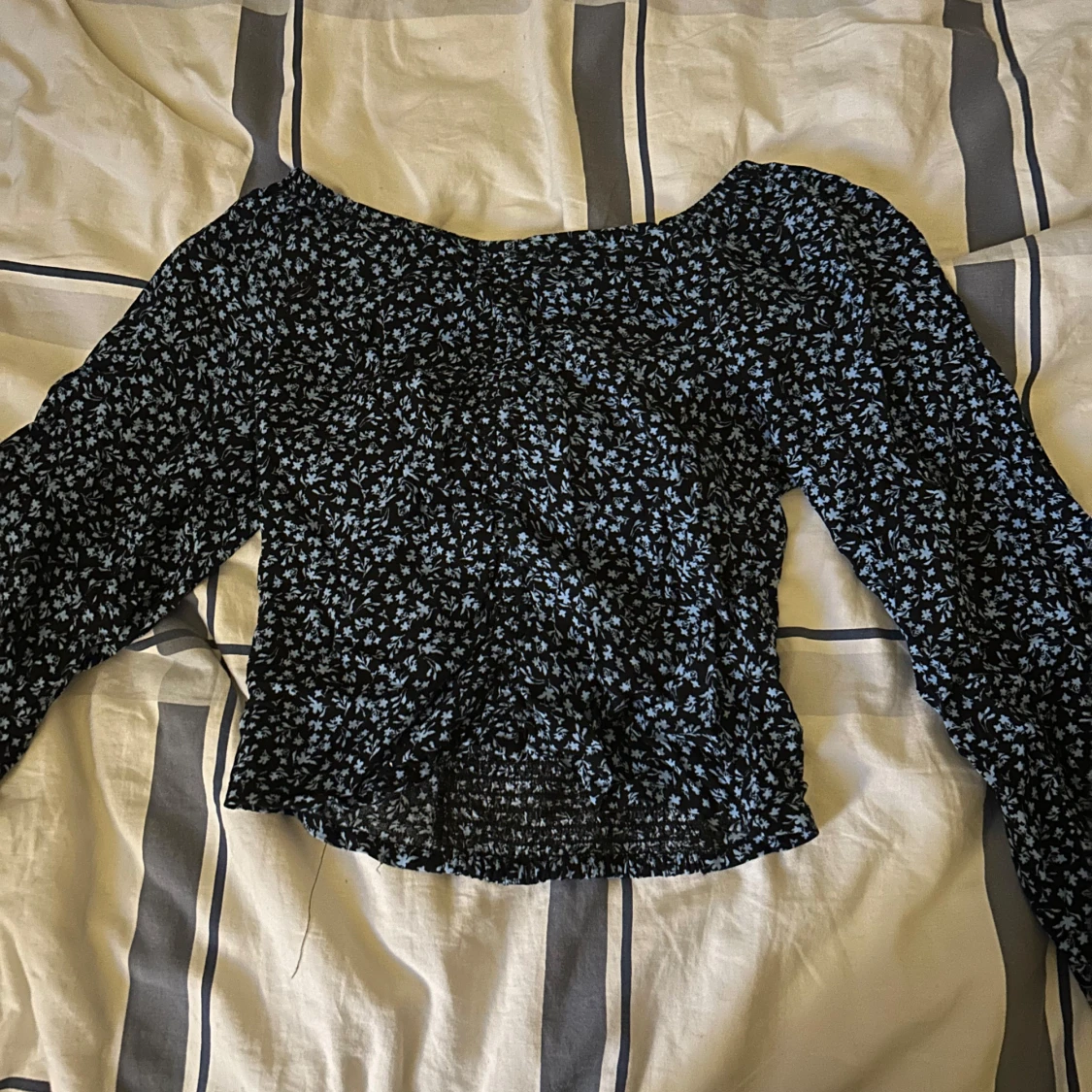 Svart blommig blus med puffärm - 2