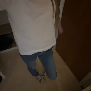 Blå skinny jeans i stretch - Säljer ett par klassiska blå skinny jeans med smal passform och stretchigt material. Jeansen har normal midja och är perfekta för dig som gillar en tajt look. Snygg tvätt och passar till allt i garderoben.