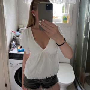 Vit volangtopp  - Vit volangtopp som är andvänd en gång. 