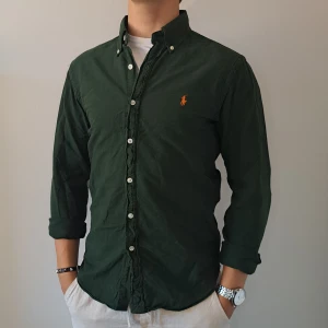 Ralph Lauren Skjorta - Stl S, Slim Fit - Hej säljer en fin Ralph Lauren skjorta I färgen Mörkgrön, Perfekt till sommaren! 🏖🏝 |Skick: 8,5/10 | Stl: S, Slim fit | Han på bilden är 172cm | Fraktar spårbart med Instabox eller Postnord | Mvh Galgen 🤗