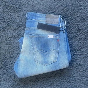 Replay Waitom jeans  - Helt nya Replay jeans! Börja följ !!!Tyvärr kan jag inte skicka bild när jag själv bär plagget då jag för det första ofta inte kan ha storlekarna jag säljer och för det andra skulle det bli alldeles för mycket jobb när jag säljer så mycket, så jag rekommenderar att man kikar måtten på sista bilden heller googlar på modellnamnet för att se passformen :) längd 108cm midja 43cm benvidd 20cm