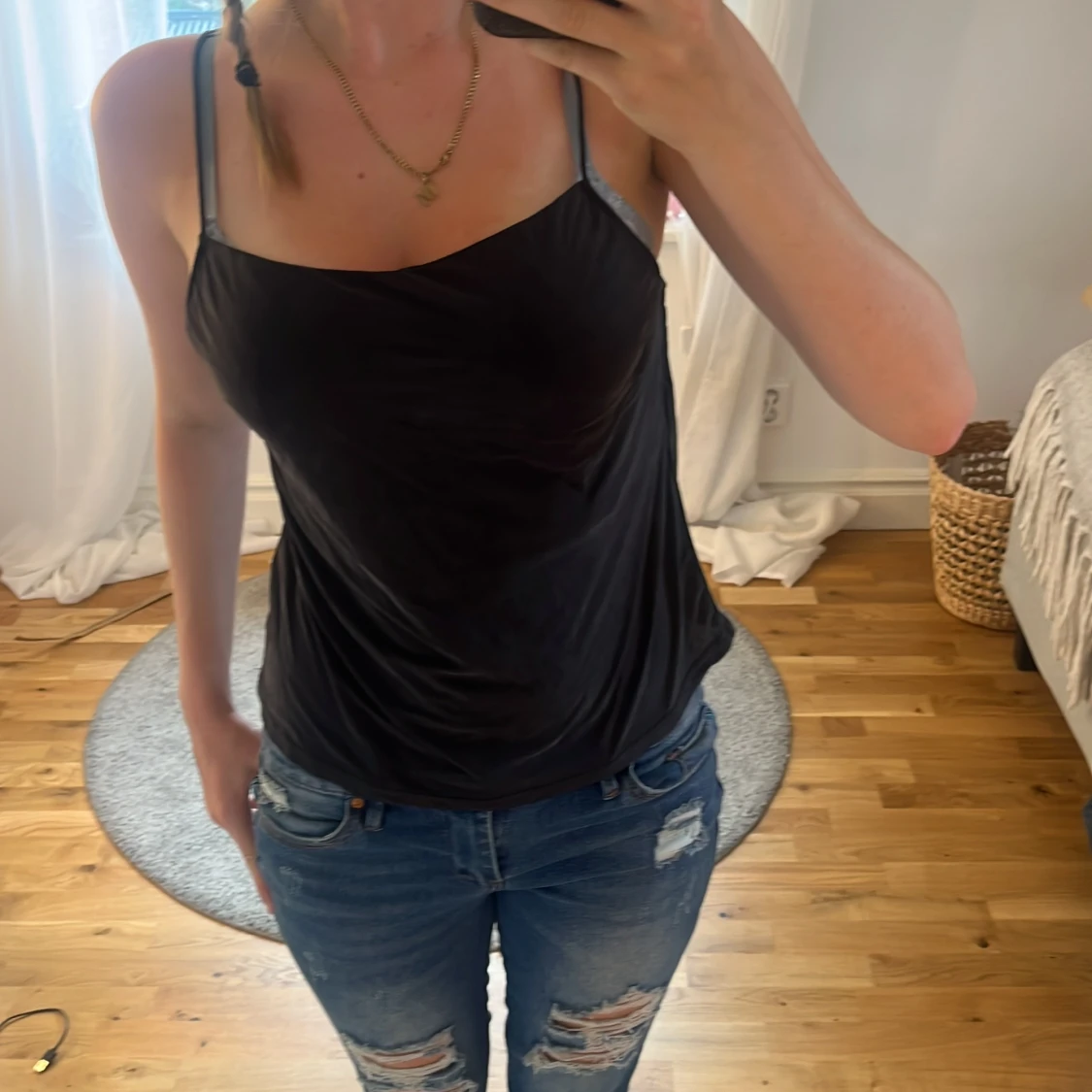 Svart linnetopp med tunna axelband