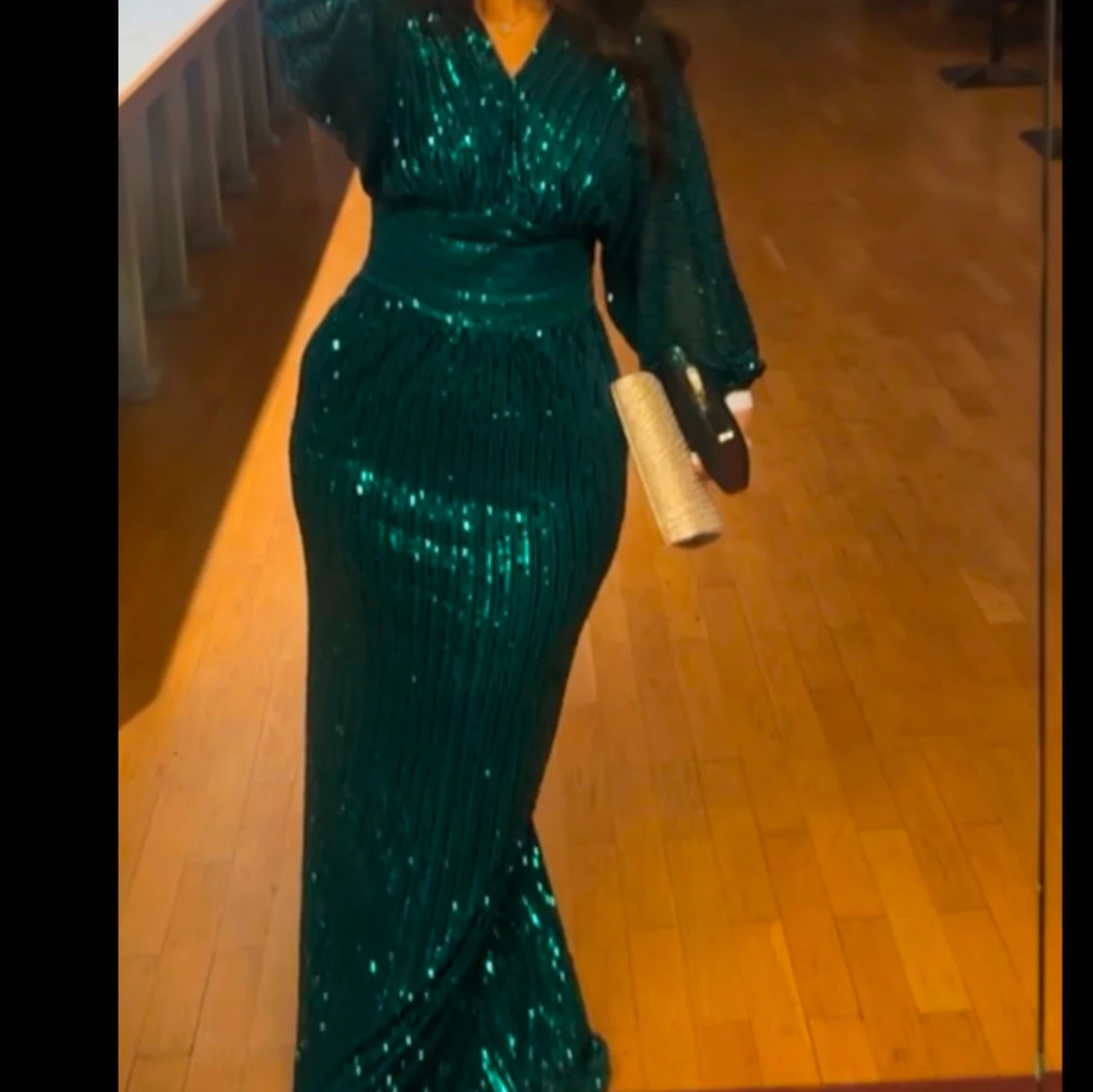 Grön glittrig långklänning med paljetter - 1