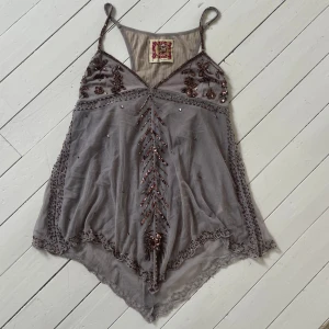 Pärlat linne - Så fin top med pärlor från free people. Väldigt få pärlor som släppt och i bra skick. Ok att köpa direkt! 🩶(ni kan även handla hos oss på karlaplans loppis den 2 och 9 augusti!)