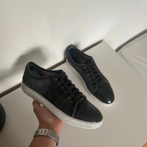 MörkGråa sneakers från Lanvin  - Säljer nu dessa riktigt fina Lanvins / skick 7,5/10 lite sliten sula men inget stort / Storlek 44 / Box skickas med via köp / kontakta via intresse eller annat och pris kan väl diskuteras!😊🙏