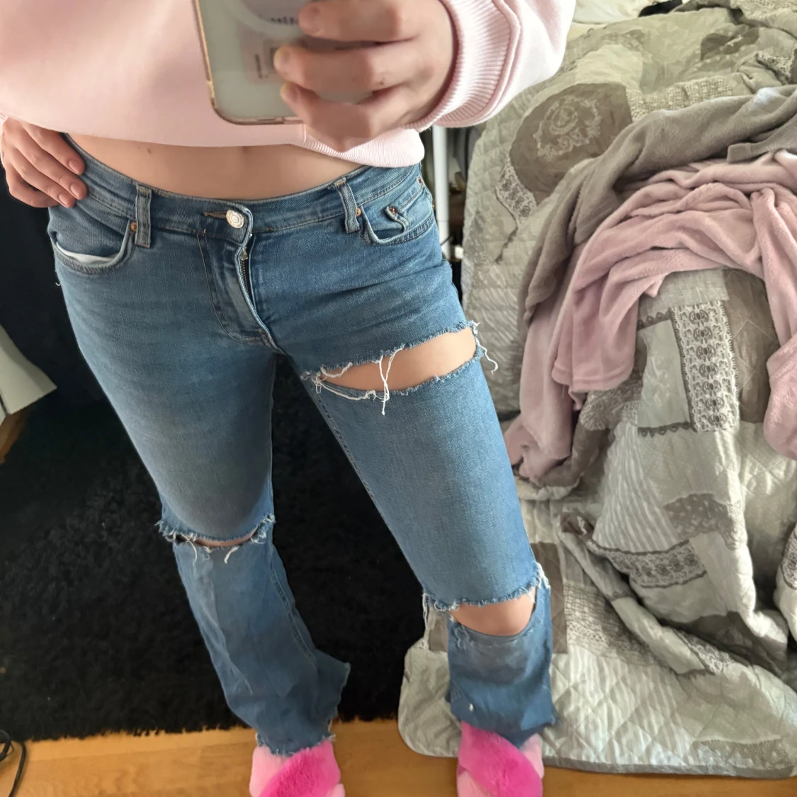Blå bootcut jeans med slitna hål - 1