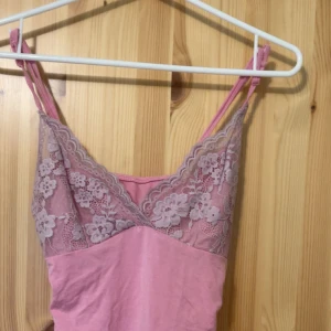 Rosa spets linne S/M (kan tänkas sänka pris vid förfrågan) - Rosa linne, använt ca 5 gånger och har en liten defekt som syns på 3e bilden(obs inget hål utan bara material som blivit så, det syns ej när man har på den) . Banden är justerbara. 